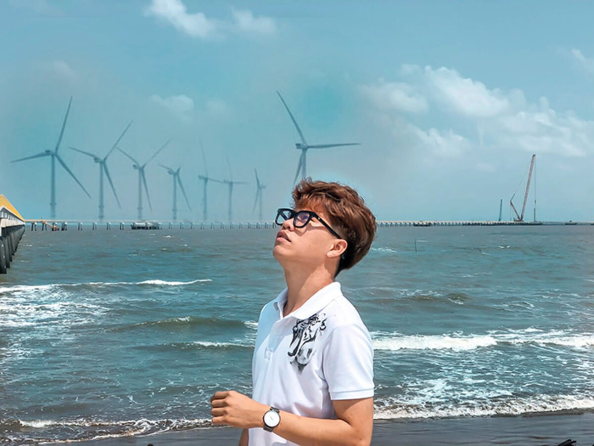 Cánh đồng tuabin gió khổng lồ giữa biển (Ảnh: Trung Asia , Dương Ngọc Vạn - Fanpage Duyên Hải Trà Vinh)