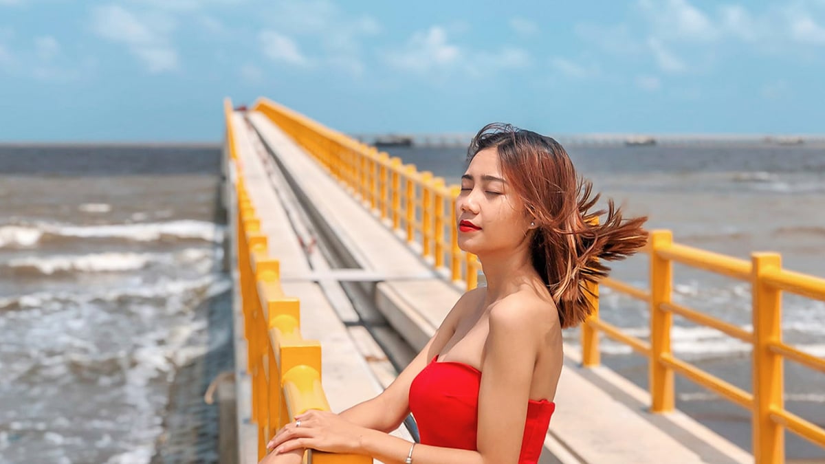 Check in cây cầu vàng dài 4 km – Điện gió Duyên hải Trà Vinh (Ảnh Trung Asia , Dương Ngọc Vạn - Fanpage Duyên Hải Trà Vinh)