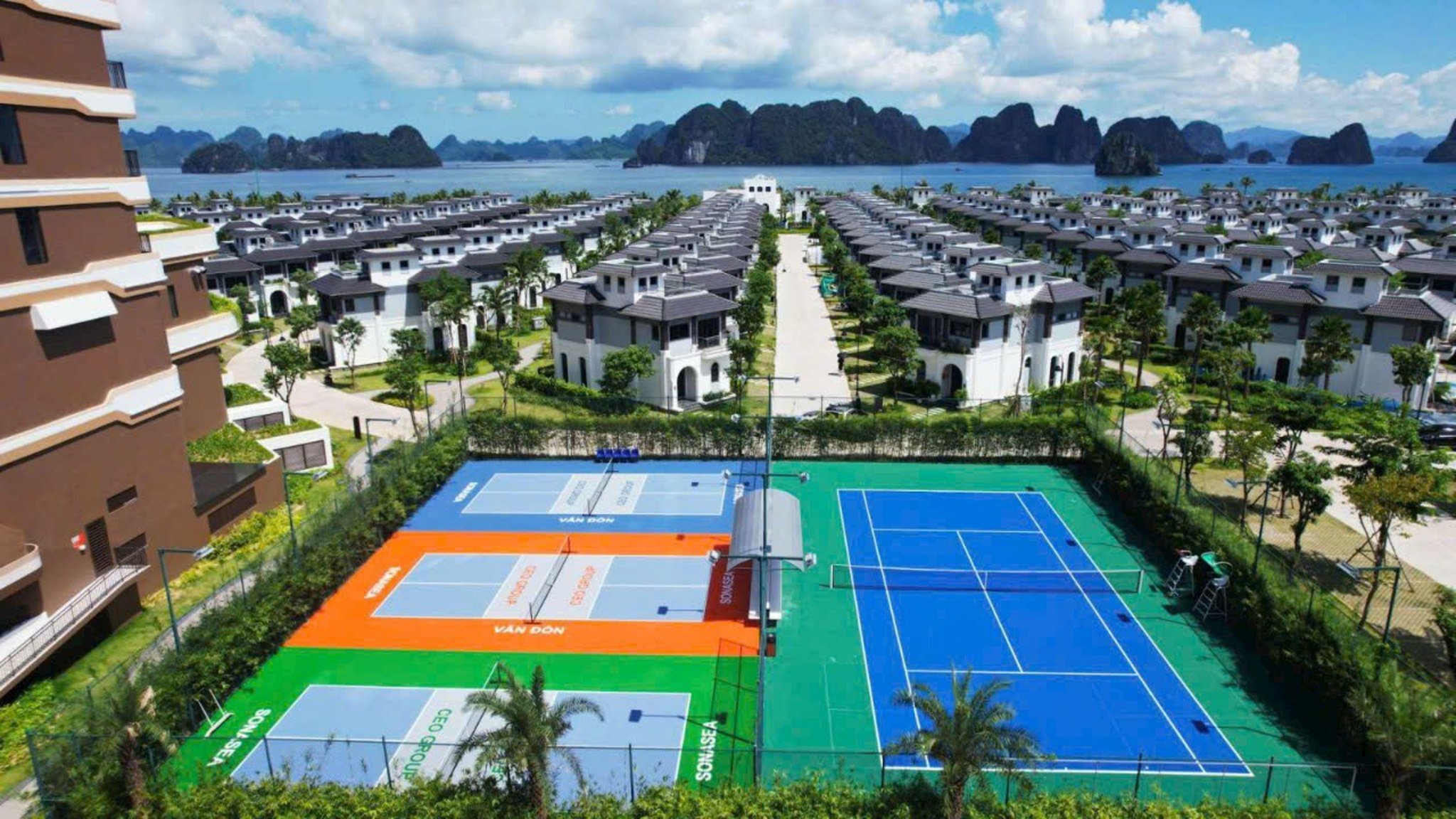 Sân có view hướng biển (Ảnh: Wyndham Garden Sonasea)