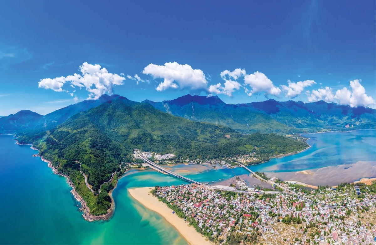 Biển Lăng Cô (Ảnh: Bảo Châu)