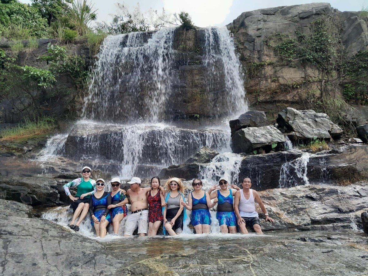 Du khách check-in tại thác Savan (Nguồn: Top Quảng Ngãi)