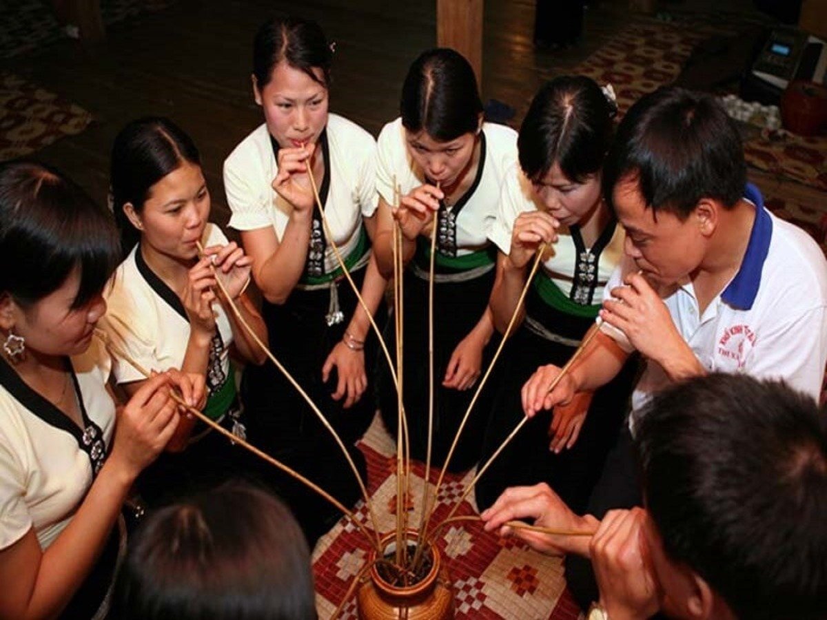 Trải nghiệm uống rượu ché (Nguồn: Internet)