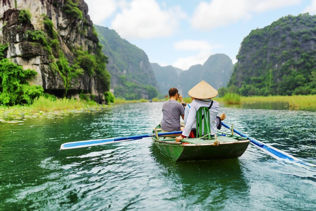 Ninh Bình mùa hè là mùa sen và mùa lúa xanh. (Ảnh: Internet)