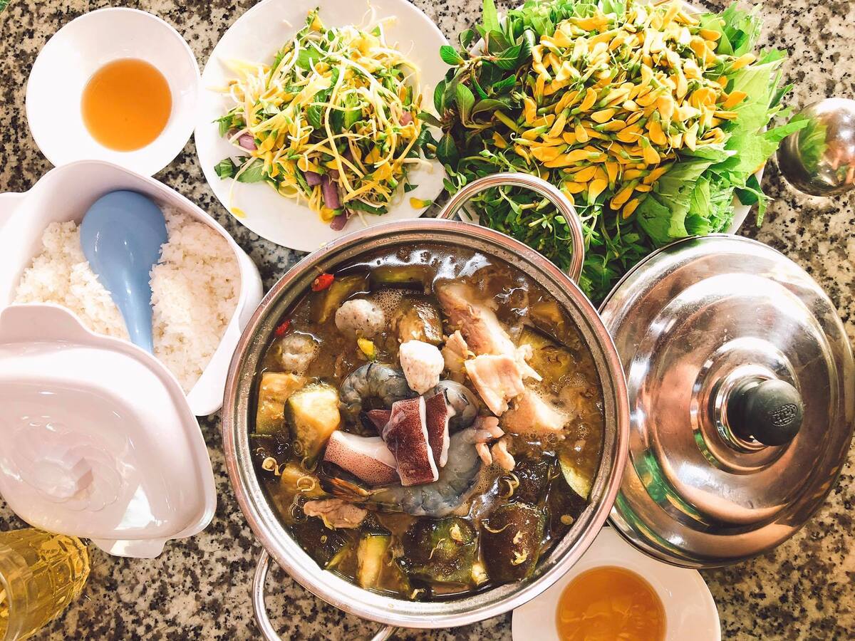 Lẩu Mắm Núi Sam có không gian rộng rãi, thoáng mát, thích hợp cho các buổi tụ họp gia đình bạn bè (Nguồn: Internet)