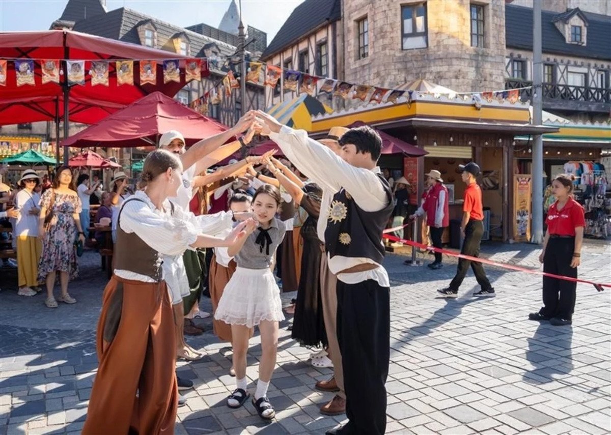 Du khách hòa mình trong không khí sôi động của chương trình “Happy Fair” (Ảnh: VietnamPlus)