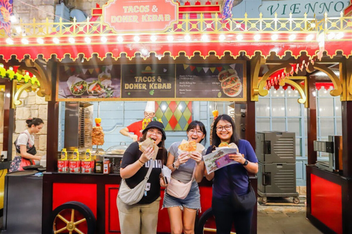 Hội chợ ẩm thực châu Âu sôi động với vô vàn món ngon hấp dẫn (Ảnh: VietnamPlus)