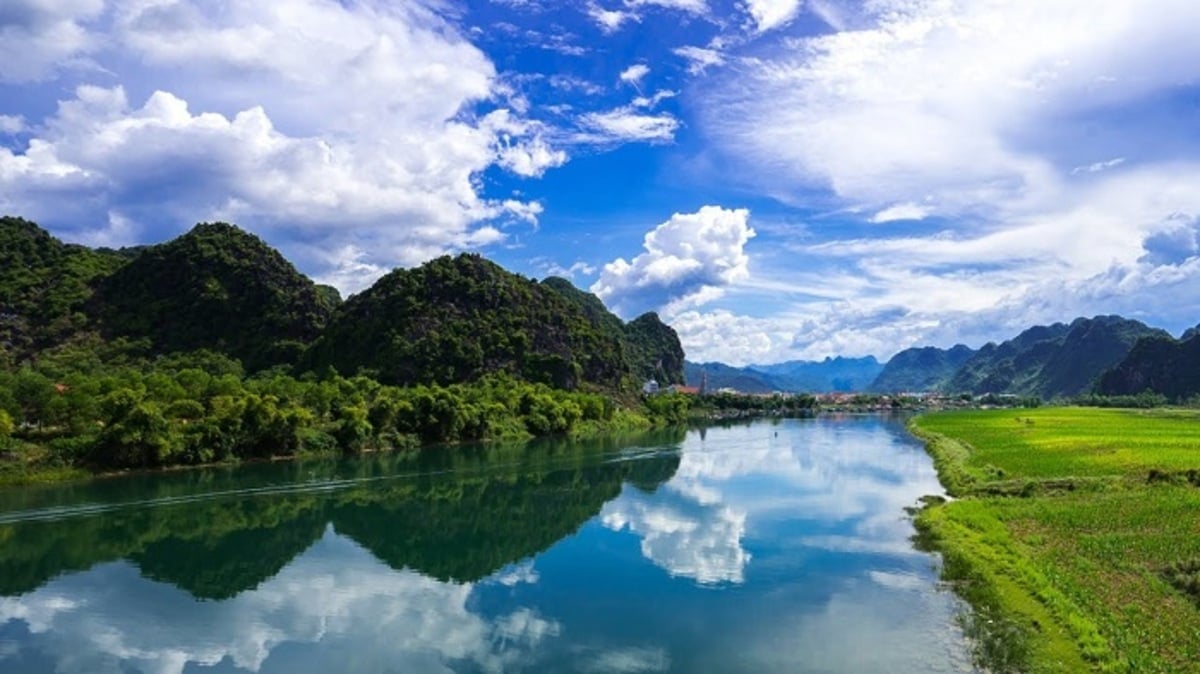 Sông Son thay đổi màu sắc nước theo từng mùa (Nguồn: Internet)