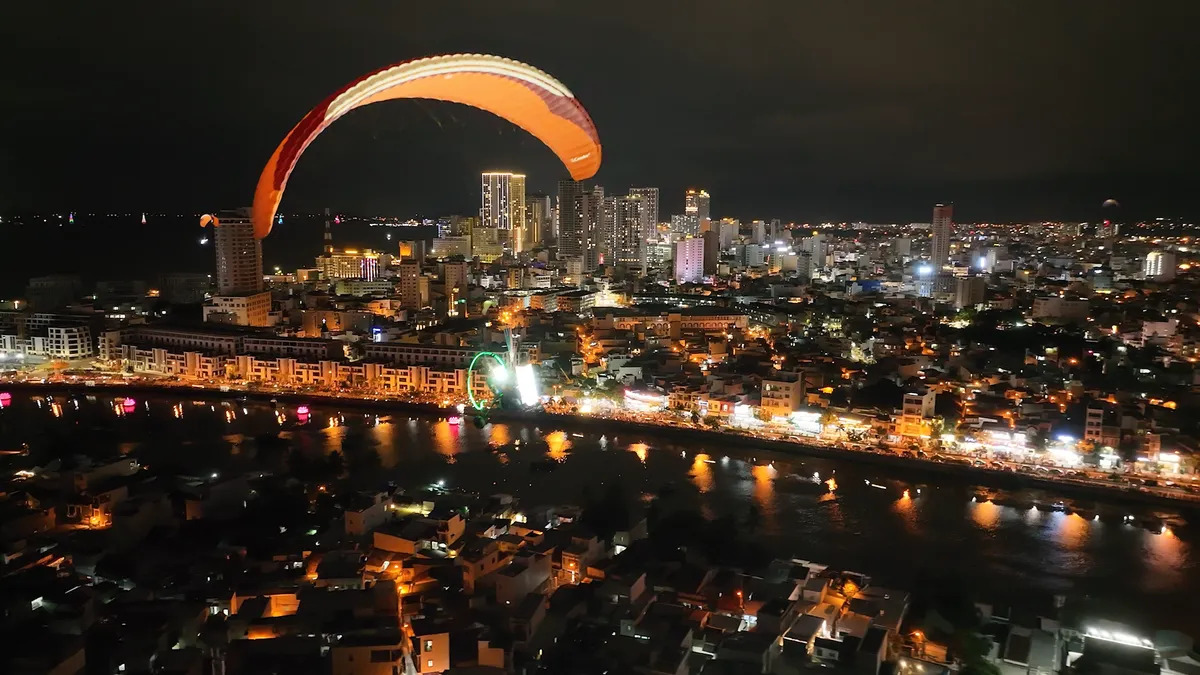 Trải nghiệm những góc nhìn mới lạ về Nha Trang về đêm khi bay cùng dù lượn (Ảnh: VTV.vn)