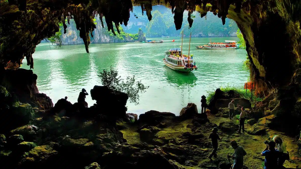 Khám phá Hang Bồ Nâu: “Viên ngọc cổ” của vịnh Hạ Long - ảnh 1