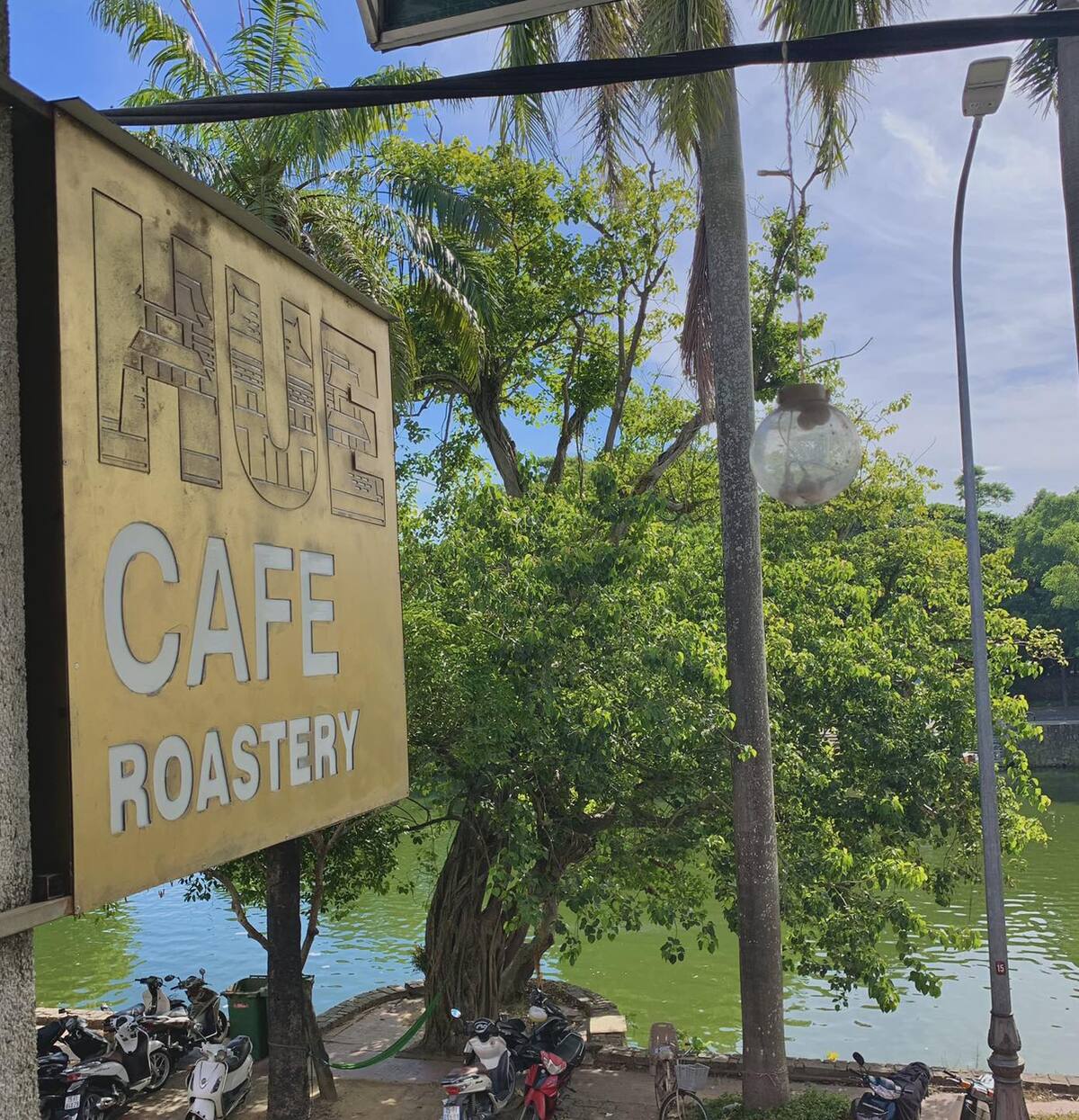 Hue Roastery là quán cà phê mang phong cách hoài cổ và ấm cúng (Ảnh: Hue Roastery Cafe)