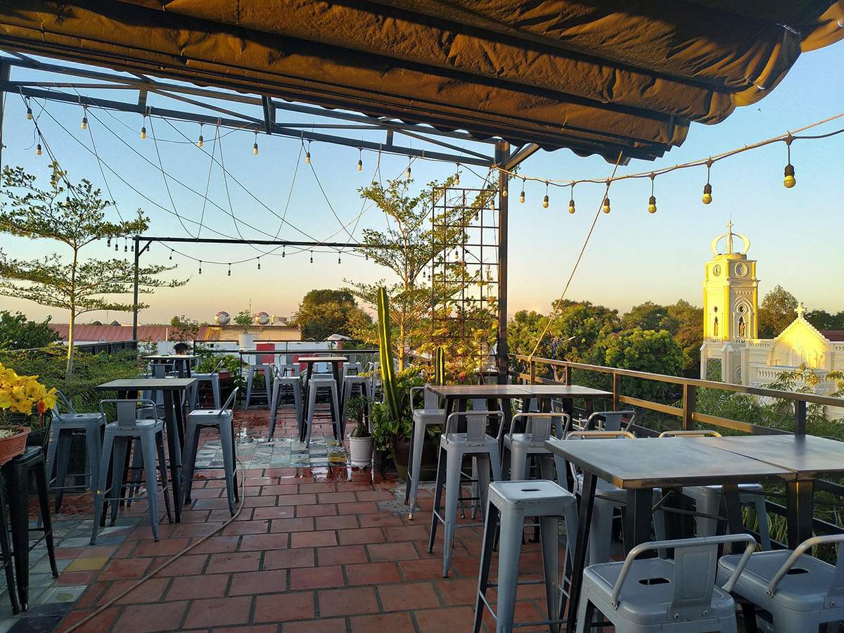 Ngắm nhìn đường phố trên rooftop (Ảnh: Internet)
