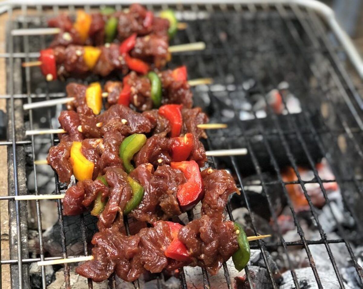Tiệc BBQ ngoài trời tại Zenna Pool Camp (Ảnh: Go2Joy)