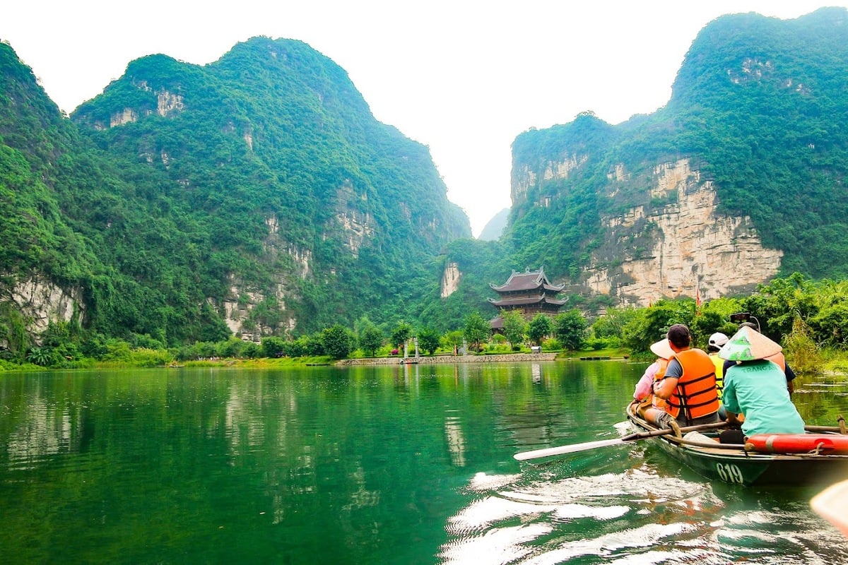 Ngồi thuyền ở Tràng An. (Ảnh: Internet)