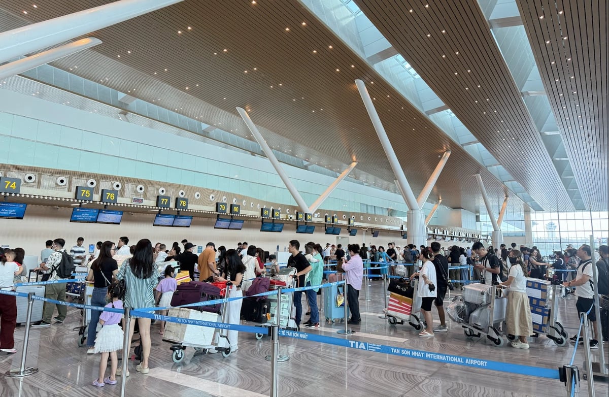 Hành khách tại nhà ga T3 - Cảng HKQT Tân Sơn Nhất (Ảnh: Báo Thanh Niên)