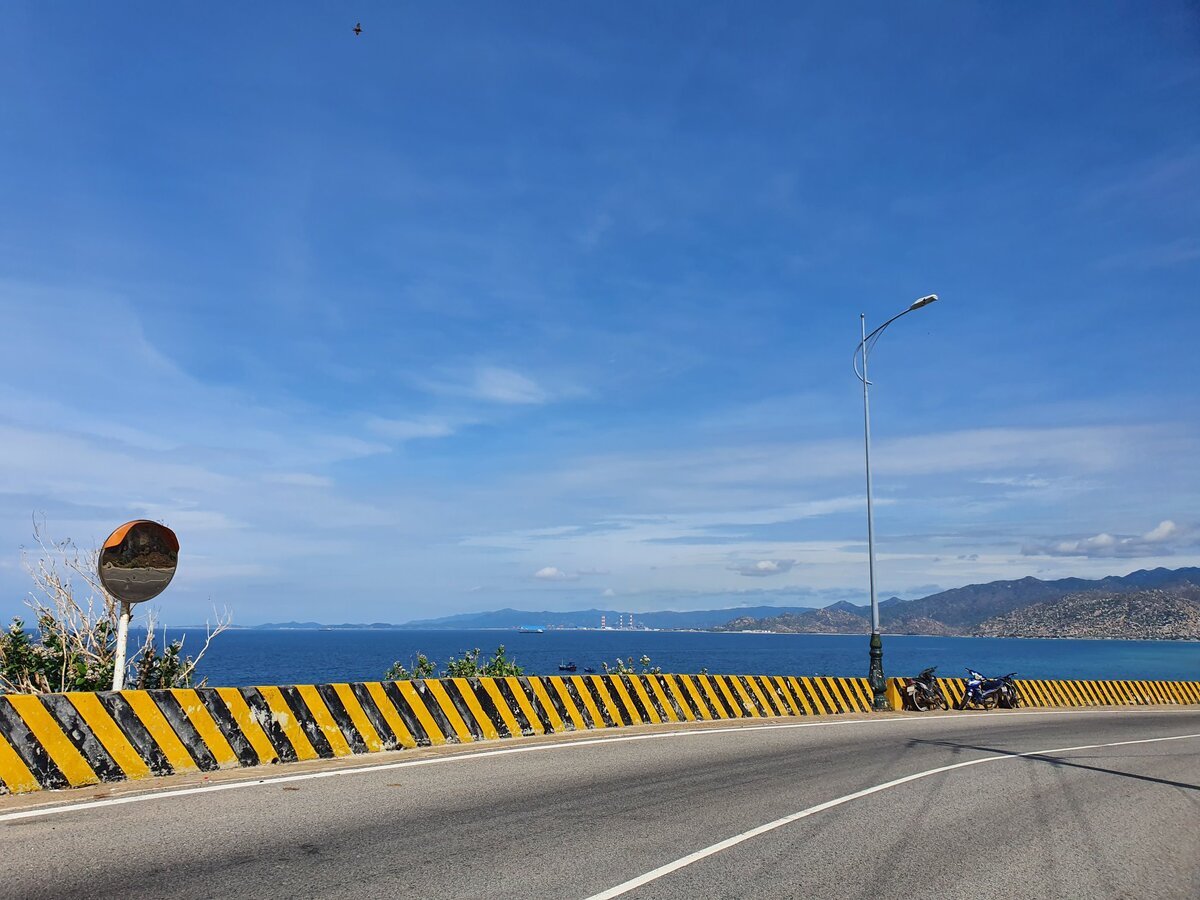 Cung đường biển Mũi Dinh, kéo dài từ Cà Ná đến Phan Rang. (Ảnh: Internet)