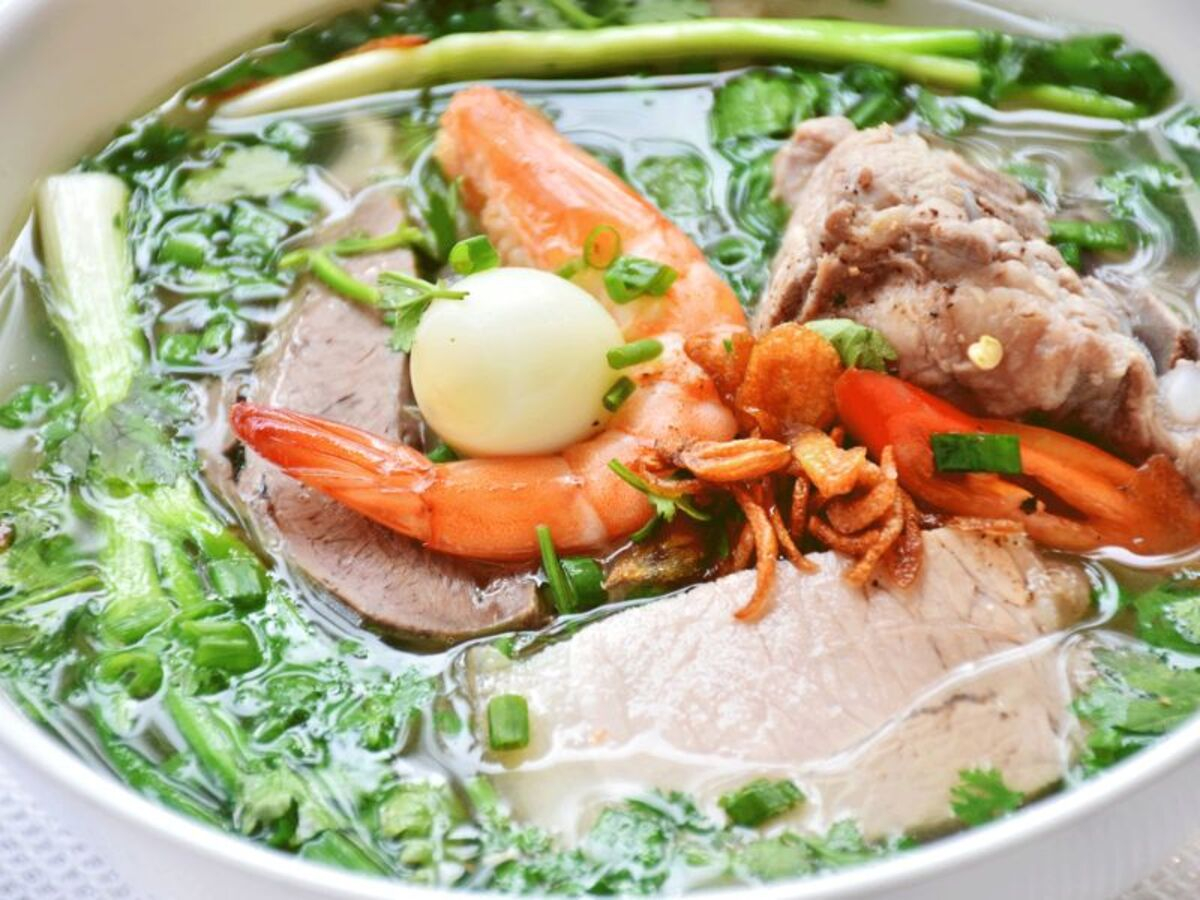 Phần topping hủ tiếu thường có thịt heo thái mỏng, lòng tôm, trứng cút và hành phi (Ảnh: Cơm Tấm Ba Sơn)