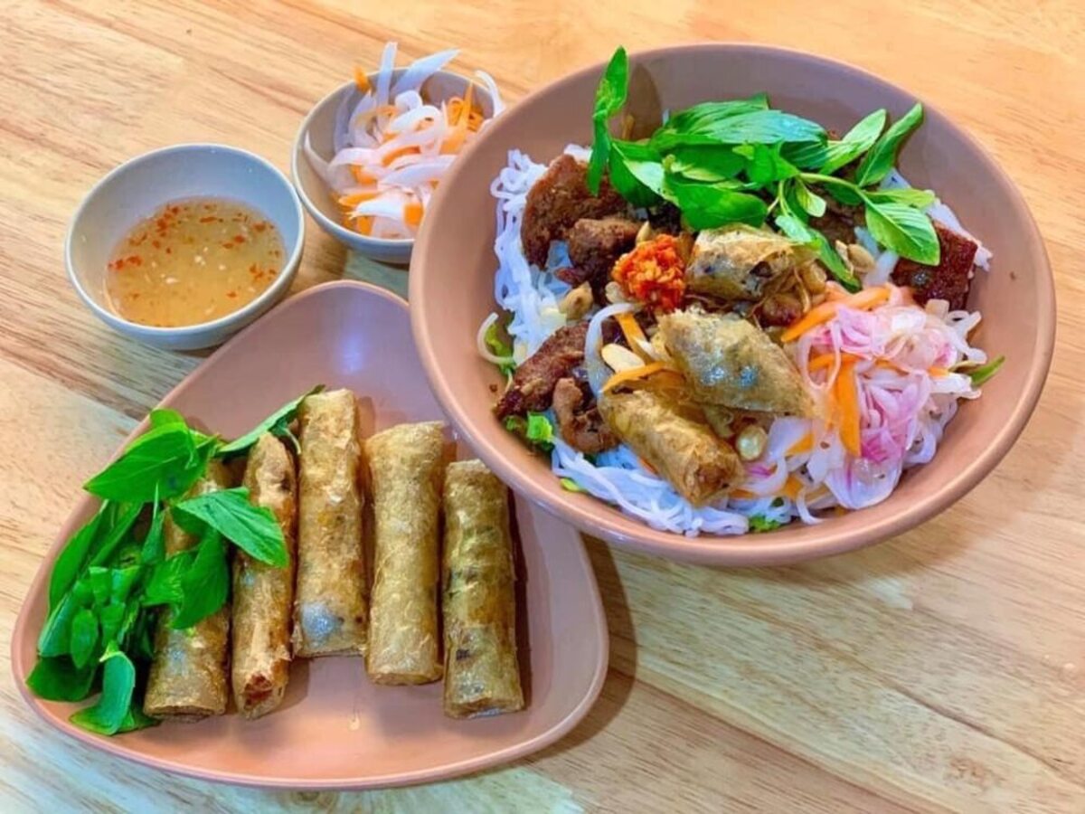 Review 5 quán bún thịt nướng ngon nức tiếng ở Quy Nhơn - ảnh 1
