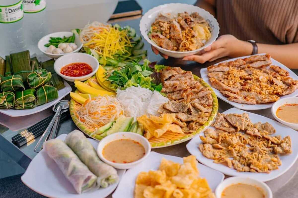 Mâm thức ăn đầy đặn ở bún thịt nướng Bà Sáu với hai loại nước chấm đặc biệt (Nguồn: Internet)