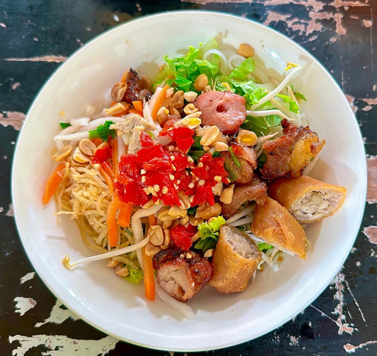 Bát bún thịt nướng với topping đầy đặn (Nguồn: Internet)