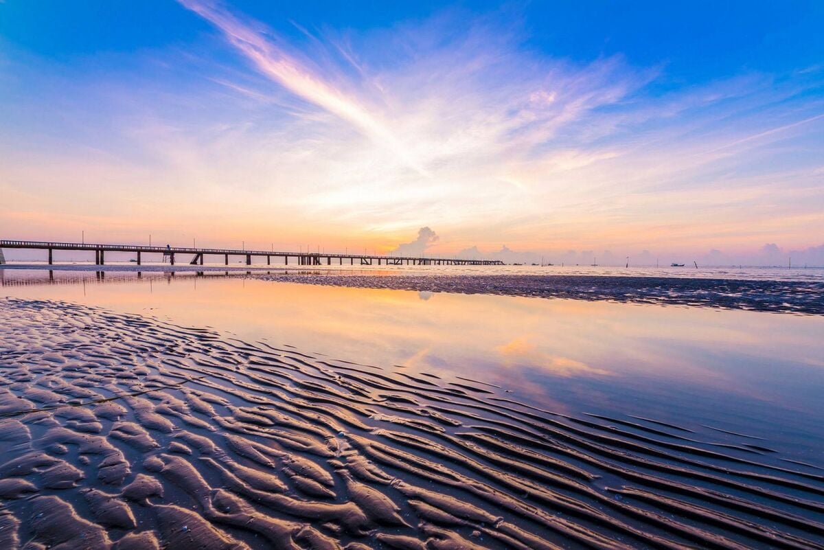 Bãi biển cát đen Tân Thành (Ảnh: Zoom Travel)