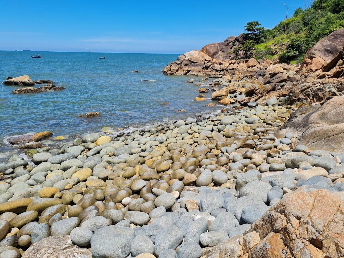 Chiêm ngưỡng bãi biển tuyệt đẹp ở miền Trung: Nơi từng là bãi tắm riêng của Nam Phương Hoàng hậu - ảnh 1