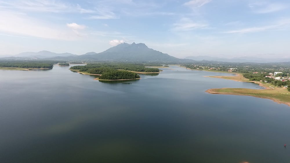 Hồ Suối Hai hiện lên như một bức tranh thủy mặc đầy thơ mộng ở Ba Vì. (Ảnh: Internet)