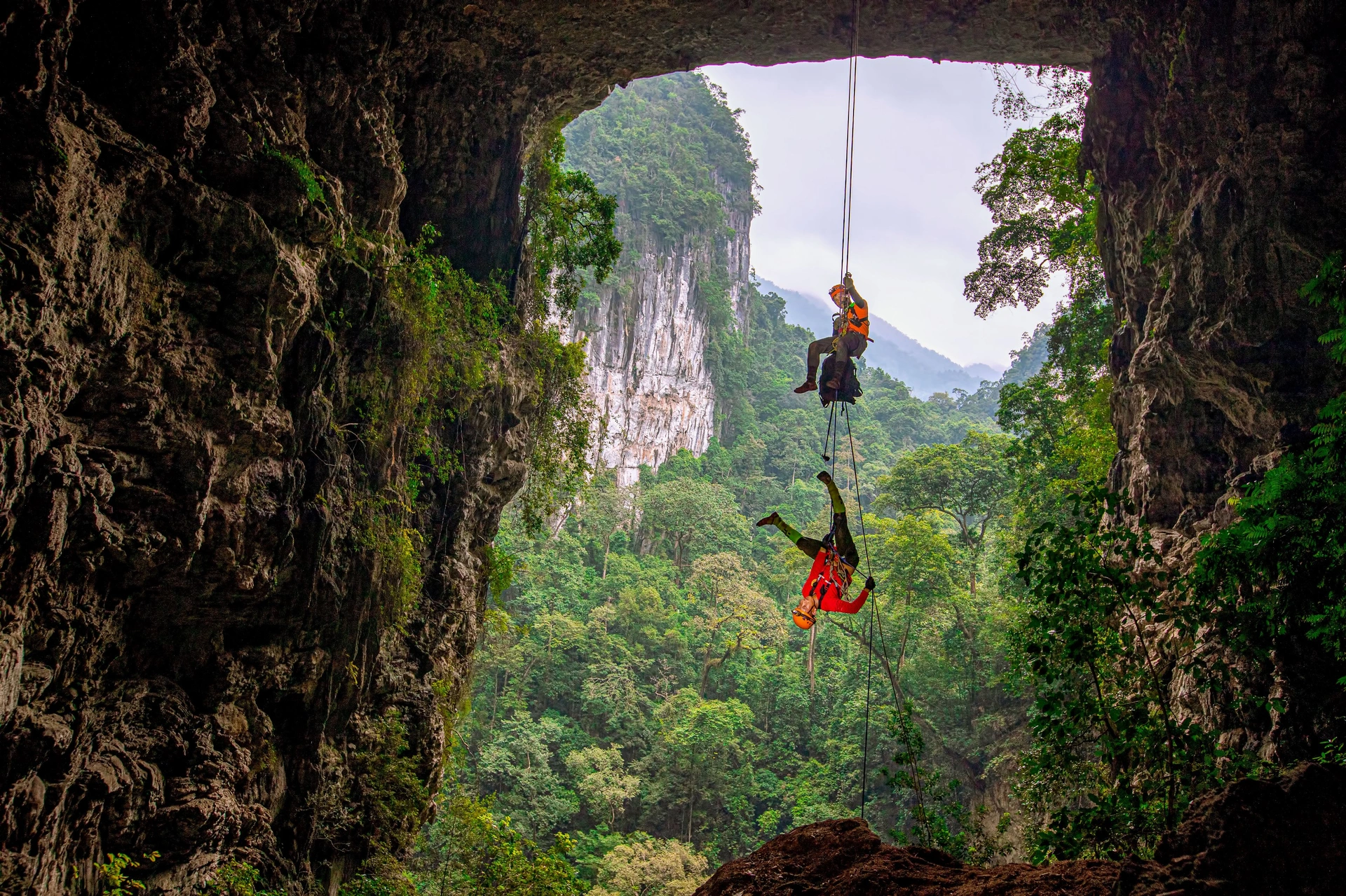 Quy mô và không gian choáng ngợp của hố sụt Kong (Ảnh: Lê Lưu Dũng)