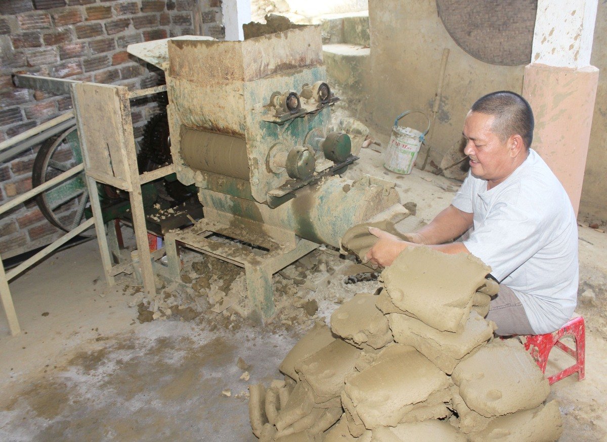Khám phá làng gốm Mỹ Thiện Quảng Ngãi: Hơn 200 năm giữ lửa nghề gốm truyền thống - ảnh 1