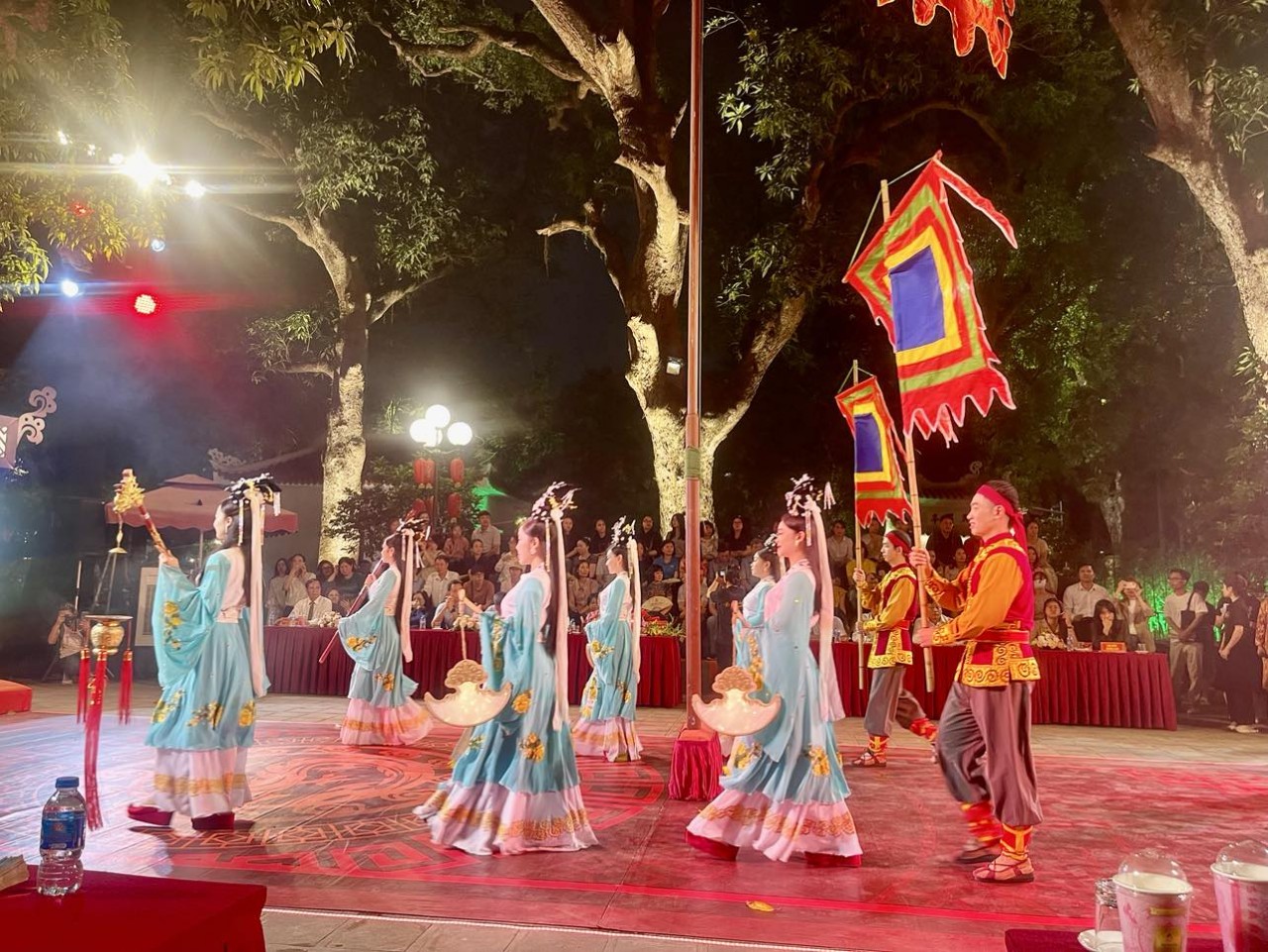 Trải nghiệm tour đêm 'Tiếng chuông Trấn Vũ' (Ảnh: Internet)