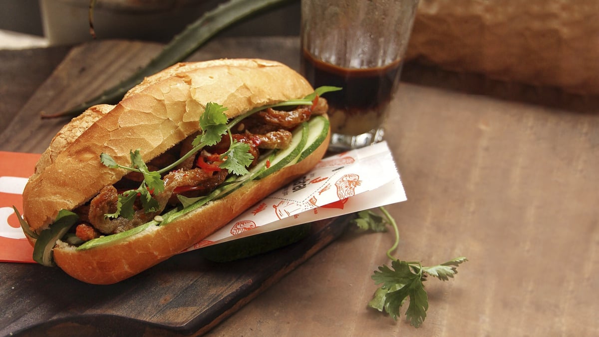 Ổ bánh mì chả cá đầy đặn (Nguồn: Internet)
