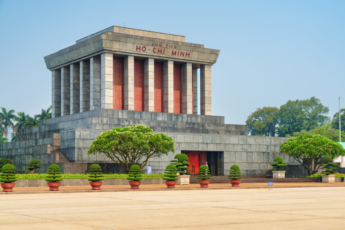 Việc tắt điện thoại di động hoàn toàn nhằm duy trì trật tự và không gian trang nghiêm của Lăng Bác. (Ảnh: Internet)
