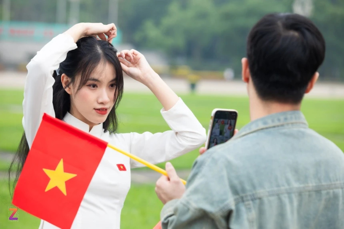 Các bạn trẻ đến Lăng Bác chụp ảnh từ sáng sớm trong dịp 30/4 (Ảnh: Việt Hà/Znews)