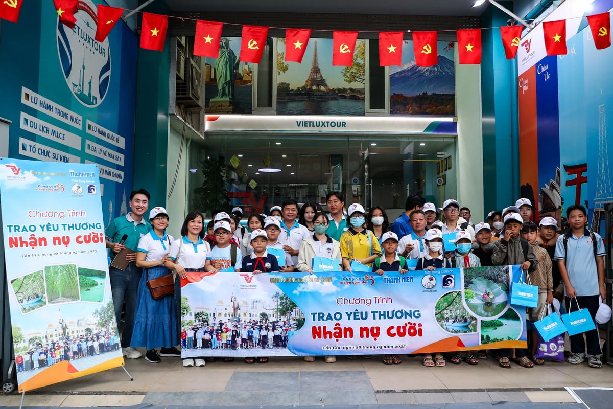 Các học sinh chụp ảnh tại trụ sở Vietluxtour trước khi khởi hành (Ảnh: Báo Thanh Niên)