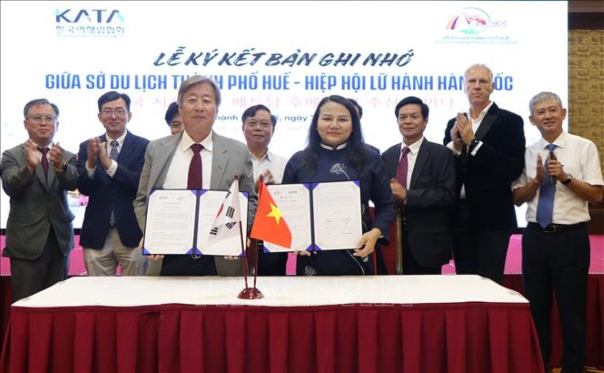Sở Du lịch thành phố Huế ký kết bản ghi nhớ hợp tác với Hiệp hội Lữ hành Hàn Quốc. (Ảnh: Báo Tin tức và Dân tộc)
