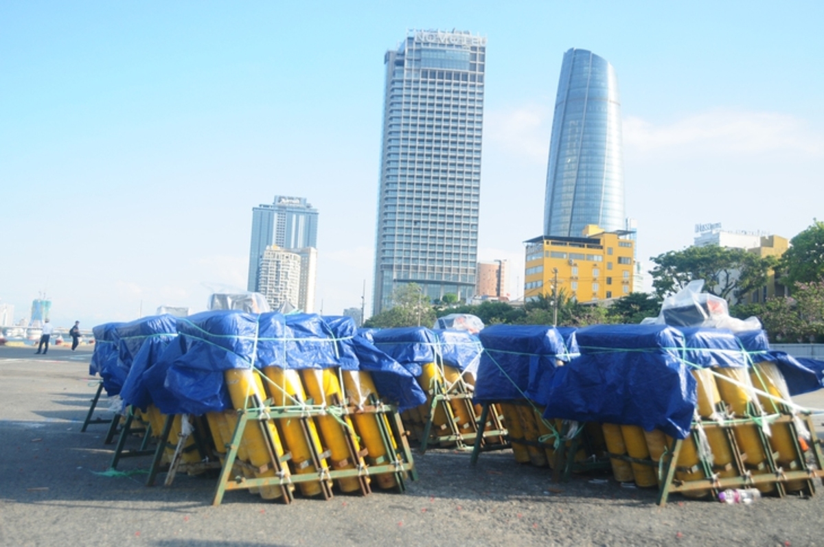 Pháo hoa chuẩn bị sẵn sàng cho đêm khai mạc (Ảnh: Báo Tuổi Trẻ)