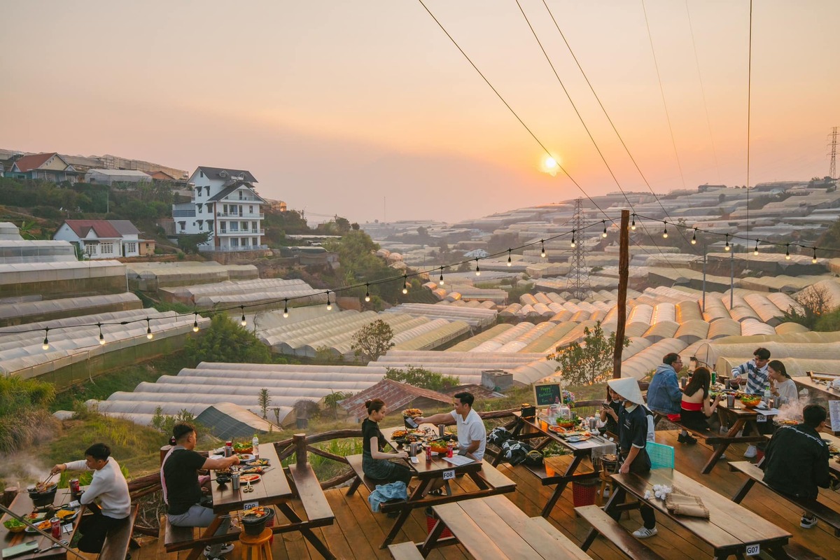 Khung cảnh nên thơ tại Tiệm Nướng & Chill Xóm Lèo vào chiều tà (Ảnh: Tiệm Nướng & Chill Xóm Lèo)