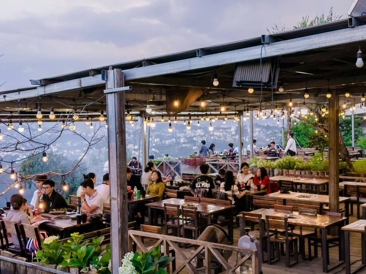View nhìn ra thành phố tại tiệm nướng Hoàng Hôn (Ảnh: Tiệm nướng Hoàng Hôn)