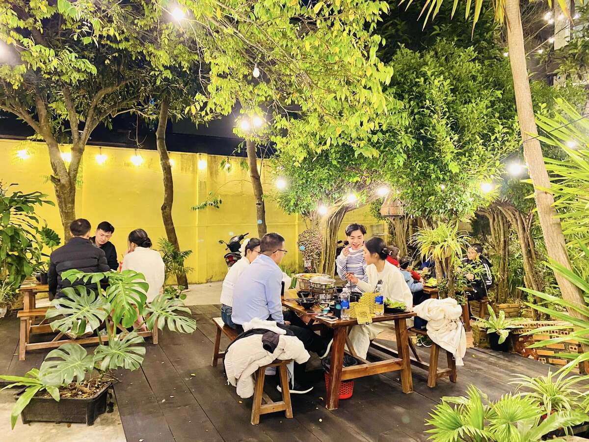 Không gian ấm cúng tại quán Bò Nhúng Dứa (Ảnh: Bò Nhúng Dứa)