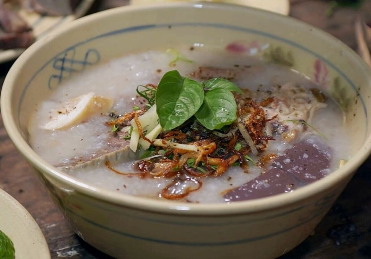 Tô cháo bò Tri Tôn An Giang đầy đủ các loại topping ăn kèm, hấp dẫn (Ảnh: MIA.vn)