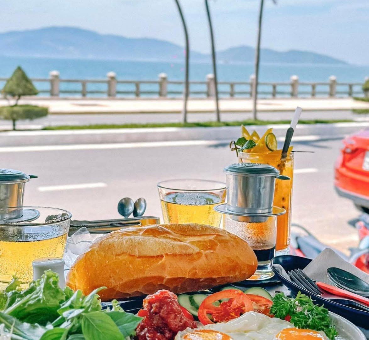 Góc view hướng thẳng biển Nha Trang (Ảnh: Duyên Hà Cafe)