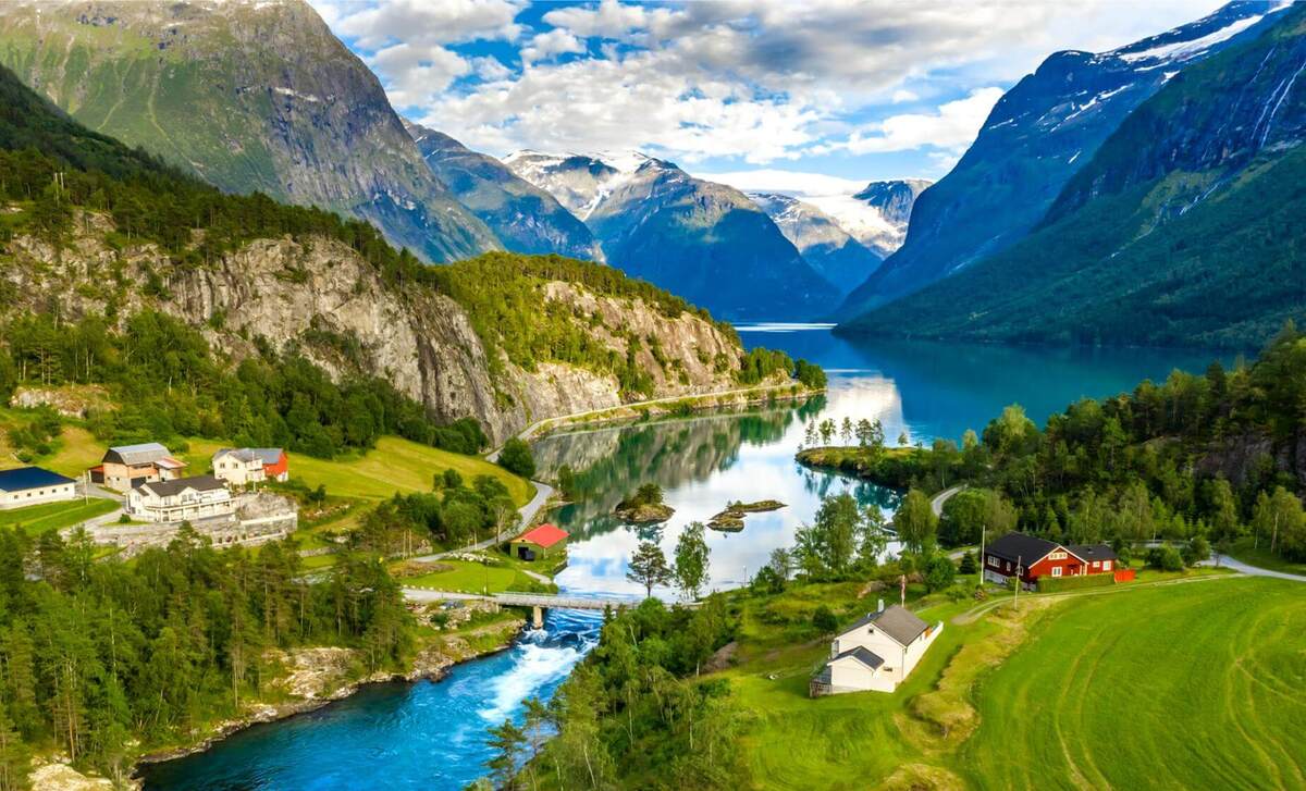 Vẻ đẹp siêu thực của vịnh Geiranger, Nauy. (Ảnh: Internet)