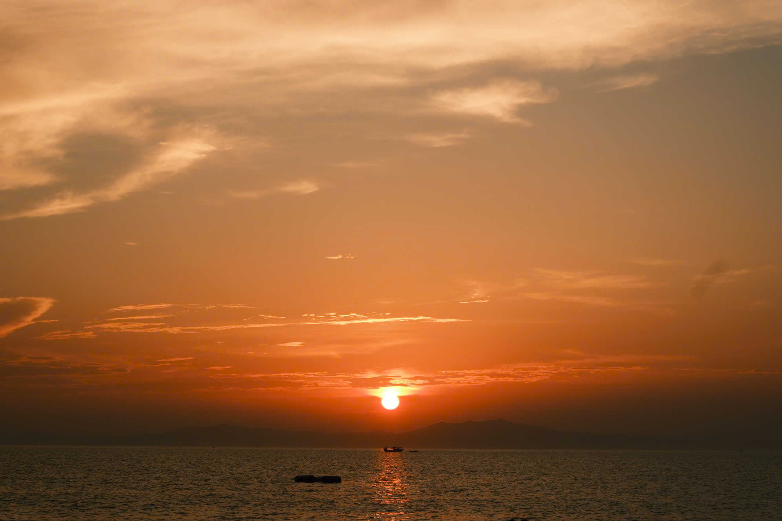 Hoàng hôn trên Cô Tô Con (Ảnh: Hà Linh)
