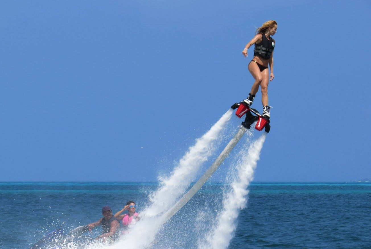 Hoạt động flyboard 'cảm giác mạnh' trên biển (Ảnh: Internet)