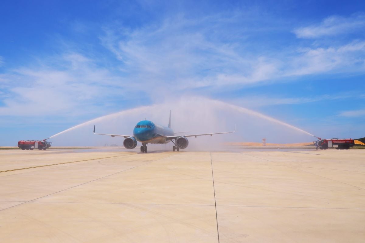 Nghi thức hàng không truyền thống phun nước chào đón máy bay. (Ảnh: Vietnam Airlines)