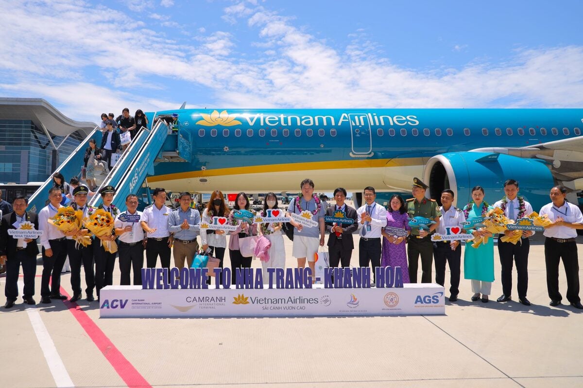 Các đại biểu và đại diện Vietnam Airlines tặng hoa, quà lưu niệm cho hành khách và tổ bay (Ảnh: Vietnam Airlines)