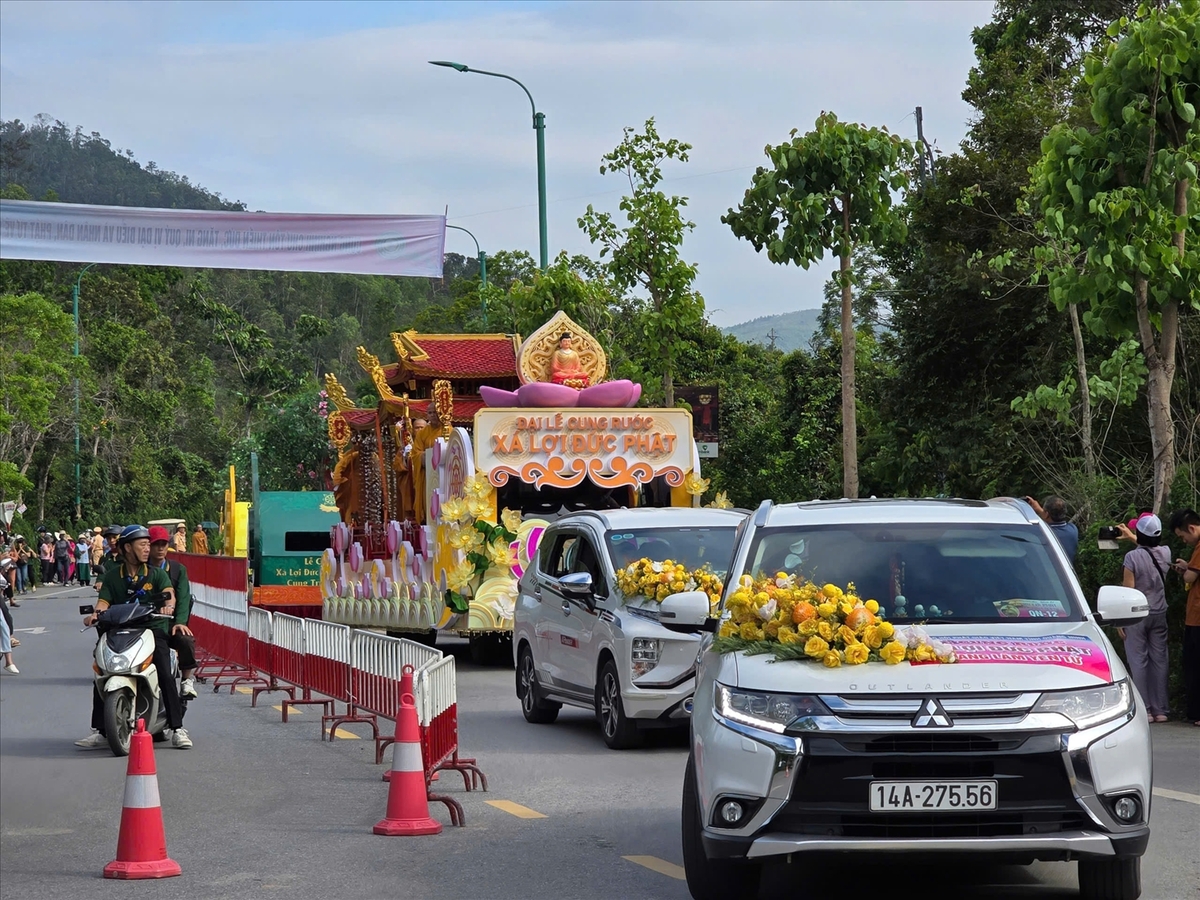 Nghi thức cung thỉnh Xá lợi Đức Phật về Cung Trúc Lâm Yên Tử thành phố Uông Bí, tỉnh Quảng Ninh (Ảnh: Báo Dân tộc và Phát triển)