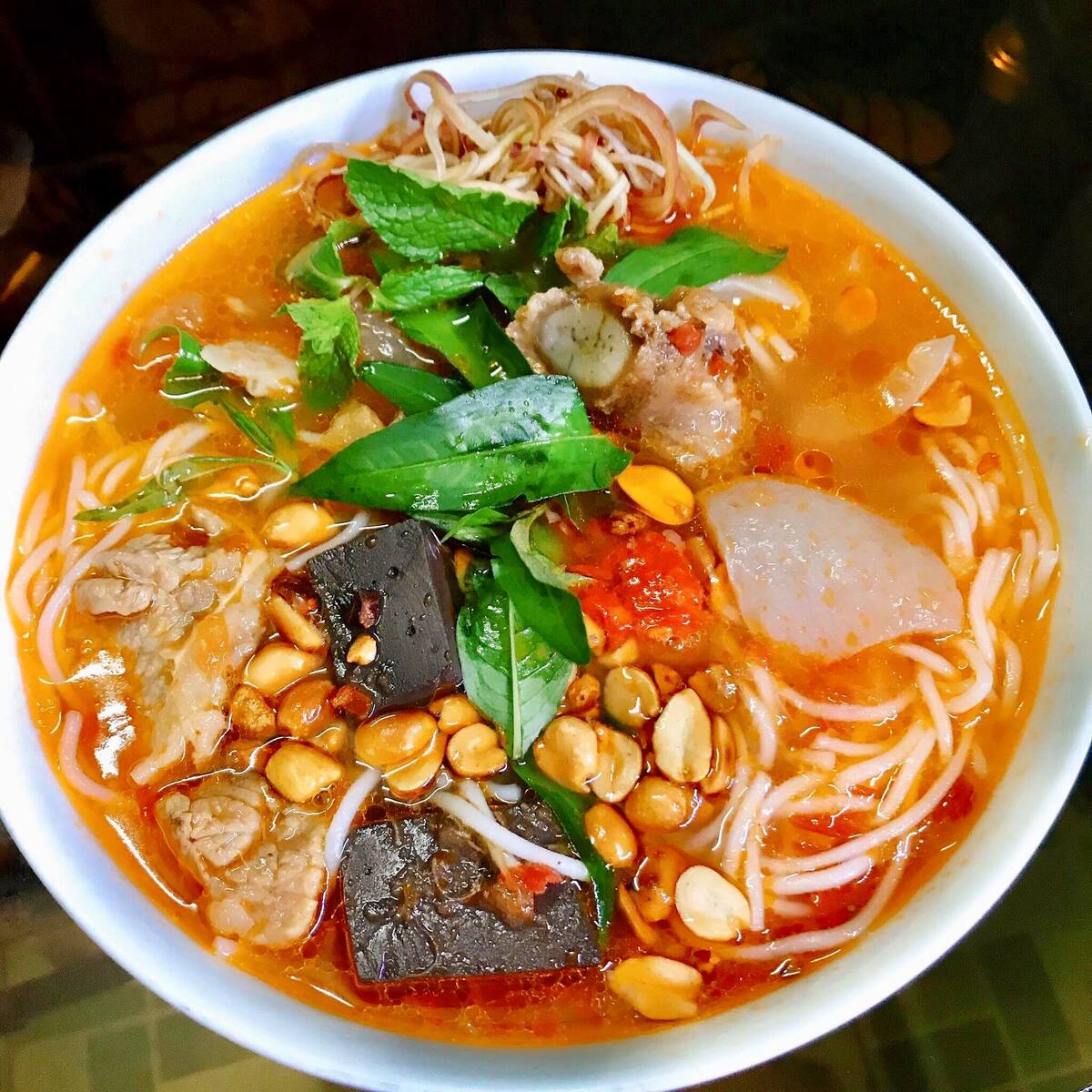 Bát bún bò đầy đủ topping (Nguồn: Internet)