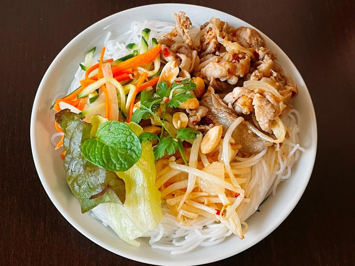 Thịt bò xào mềm ăn cùng bún (Nguồn: Internet)