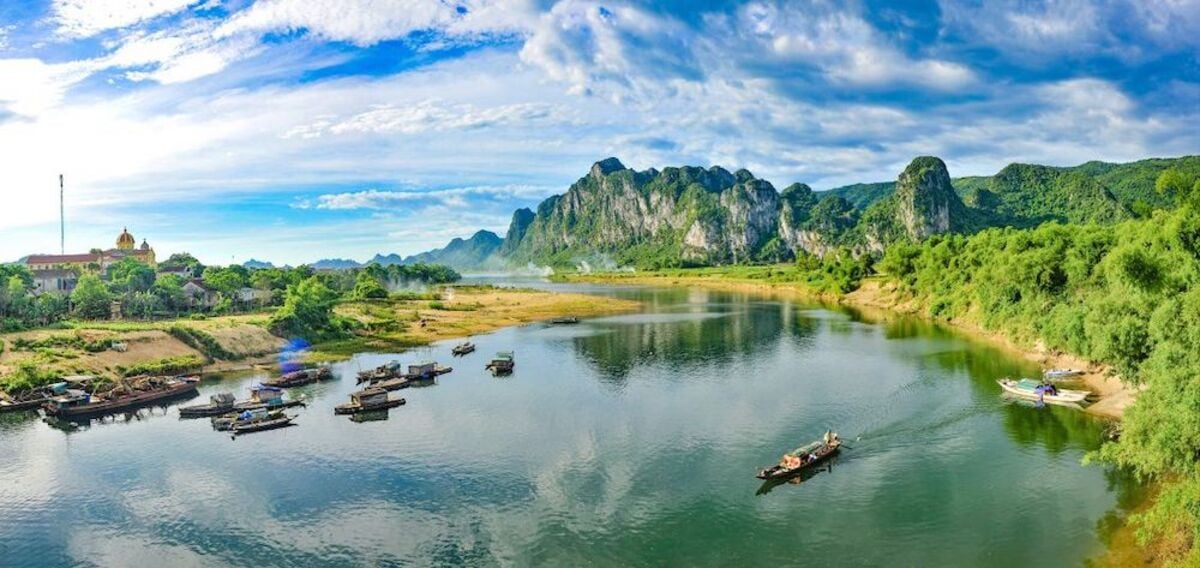 Trải nghiệm đi thuyền hoặc chèo kayak khám phá cảnh quan sông nước (Nguồn: Internet)