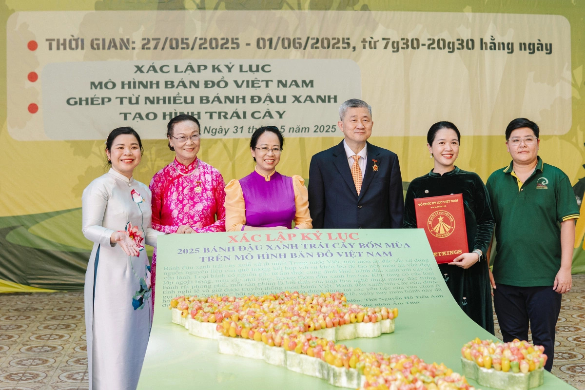 Tác phẩm mô hình bản đồ Việt Nam được ghép từ 2.025 chiếc bánh đậu xanh tạo hình trái cây (Ảnh: VnExpress)